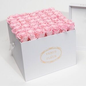 Venus et Fleur Pink Eternity Roses in a White Large Square Hat Box